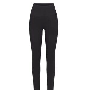 NWT SKIMS Soft Smoothing Seamless Legging